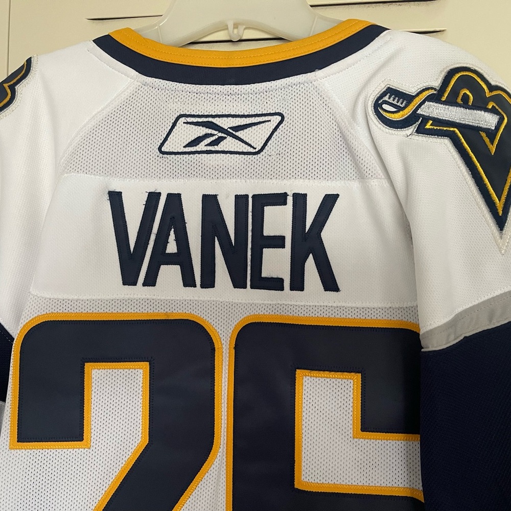 NHL size 50 (men’s medium) Sabres Vanek #26 authentic jersey with fight strap